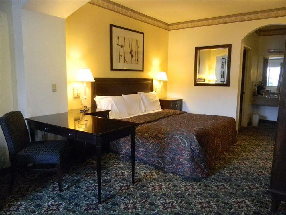 בומונט Homebridge Inn And Suites מראה חיצוני תמונה