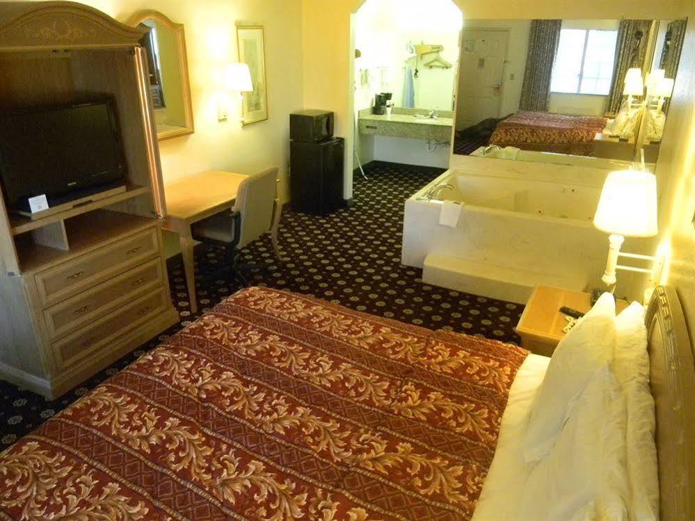 בומונט Homebridge Inn And Suites מראה חיצוני תמונה